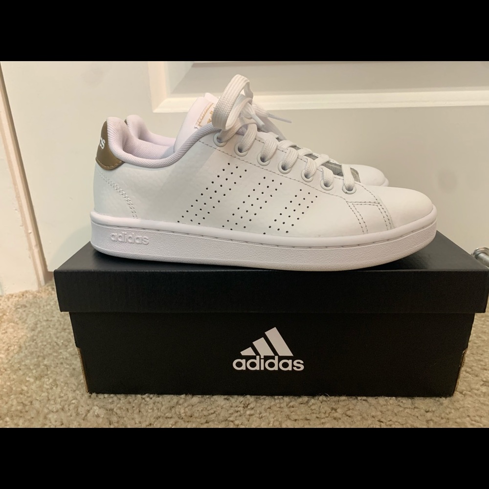 Adidas advantage sneakers
